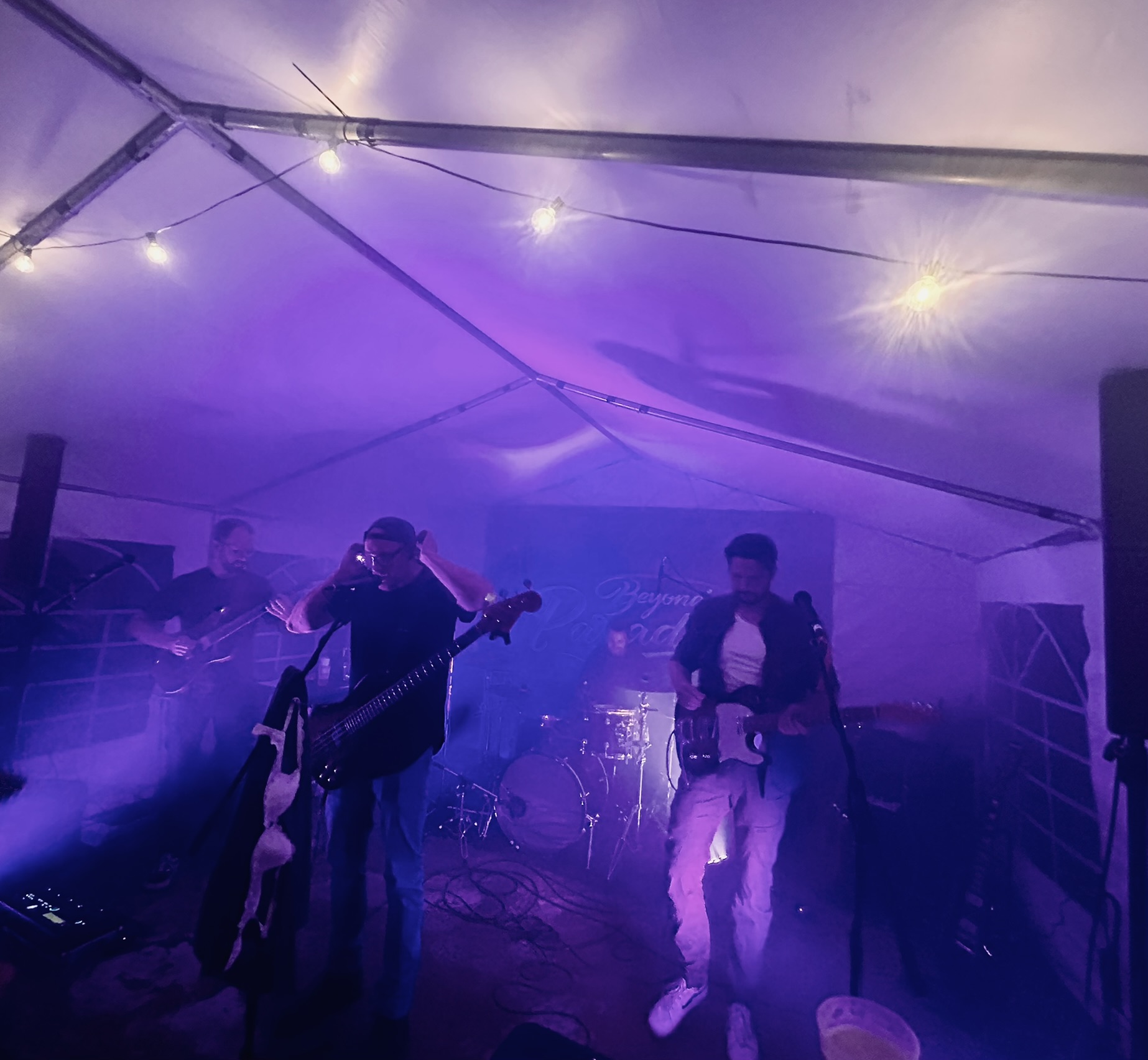 Beyond Paradise auf der Bühne unter einem beleuchteten Zeltdach