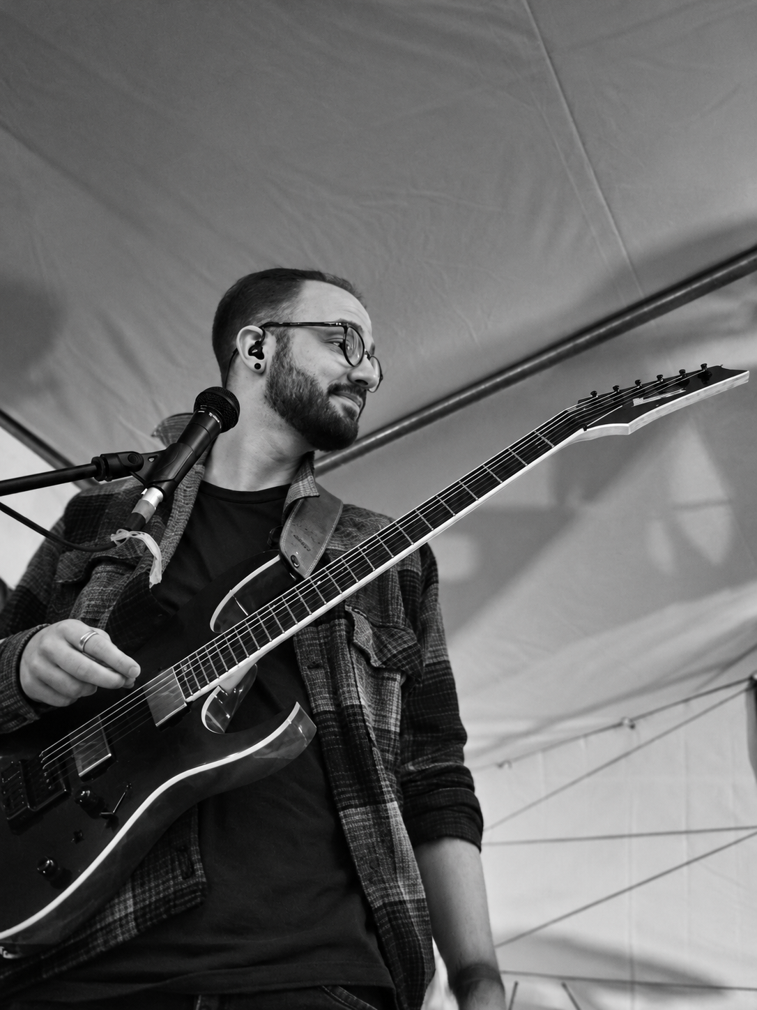 Mario mit Gitarre beim Live-Auftritt